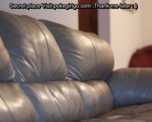 रेड हेड बेब अपने सोफे के बगल में अपने लड़के को सह बनाता है।