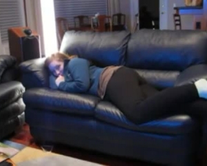 गंदा लड़की सोफे पर गधे खींचती है।