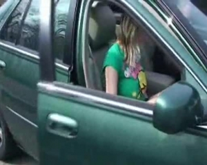 उदार गोरा महिला उसके स्तन दिखा रही है और एक गर्म कार में जाने के लिए उसके गधे को छू रही है।