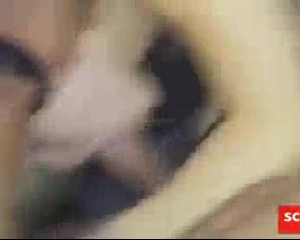 एक फिशनेट ब्लाउज में लवली गोरा, विक्टोरिया पाप एक कुत्ते शैली की स्थिति में गड़बड़ हो रहा है।