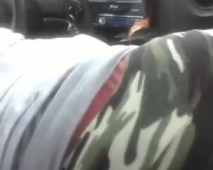हरी आंखों वाली महिला अपने वेब कैमरा के सामने, कार में प्रतीक्षा करते समय हस्तमैथुन कर रही है।