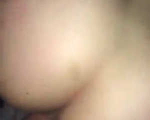 छोटे स्तन के साथ गर्म वेबकैम लड़की अपने पड़ोसी के डिक को चूस रही है, जबकि पीछे से गड़बड़ हो रही है।