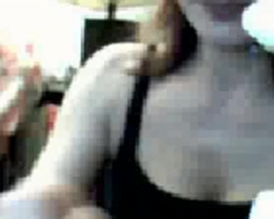 कामुक महिला वेब कैमरा के सामने हस्तमैथुन करने के लिए अपने घर से बाहर गई।