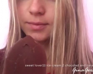 सुंदर गोरी लड़की एक आइसक्रीम प्राप्त कर रही है जब वह एक बड़े पैमाने पर काले मुर्गा को चूसा।