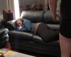 ब्लू शर्ट में सेक्सी गोरा, एले वोनवा अपनी पत्नी की चूत को सोफे पर कर रहा है।