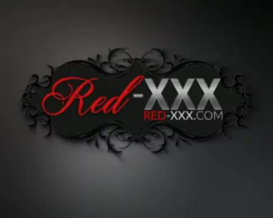 Brunettelea Loxxx लेस रेडहेड लाल अधोवस्त्र पट्टी और सेक्सी अंडरवियर में।