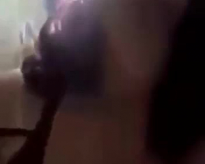 Busty शौकिया महिला सवाना फॉक्स उसके वेब कैमरा के सामने पागल की तरह Assfucked और Deepthroating हो रही है