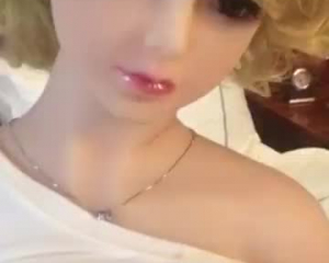 सेक्सी जापानी गुड़िया दूसरे हाथ से बंधा हुआ