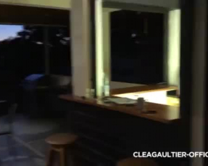 Clea Gaultier अपने घुटनों के बल नीचे उतरने वाली है और एक अजनबी की कमबख्त मशीन को चूस रही है