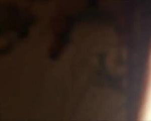 गोरा बस्टी मॉडल एक कोच द्वारा उसकी चूत को सुखद हो जाता है।