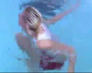 स्लिम गर्ल नग्न है, स्विमिंग पूल में और उसका पहला डीपी सत्र है, जो किसी भी चार्ज से मुक्त है।