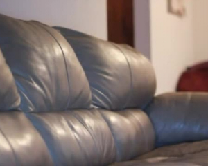 सींग का आदमी अपने विशाल नए सोफे पर पहली बार अपने प्रत्येक दोस्त की कोशिश कर रहा है।