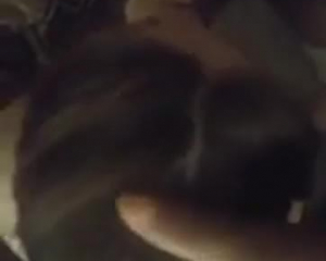 रूसी गोरा कुतिया धीरे से अपने सबसे अच्छे दोस्त के बड़े, काले मुर्गा को चूस रही है, जबकि वह उसकी योनी ड्रिलिंग कर रहा है।