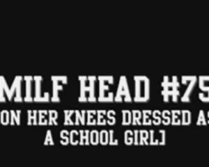 गुलाबी शर्ट में गोरी लड़की अपने घुटनों पर एक आदमी के सामने नीचे गिर गई, जिसे वह पसंद करती है।
