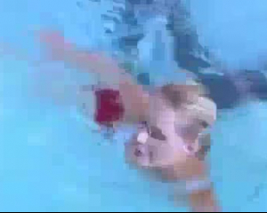 बस्टी जेना फॉक्सएक्स एक स्विमिंग पूल पर पंप करना बंद हो जाता है।