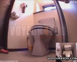 ताजा महिला धीरे से एक अजनबी के लंड को अपने नरम पैरों से रगड़ रही है, हालांकि वे शौचालय में हैं।