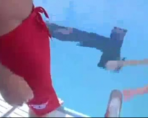 एशियाई किशोर स्विमिंग पूल में मज़े कर रहे हैं।