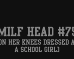 सुडौल आबनूस लड़की, जेनिफर हाई हील, अपने घुटनों पर नीचे उतरना पसंद करती है और हार्ड डिक चूसती है।