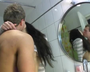 लंबे बालों के साथ ट्रांससेक्सुअल स्मैशिंग एक प्रो वेश्या की तरह बाथरूम के फर्श पर हस्तमैथुन कर रहा है।