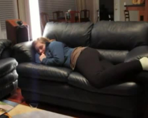बस्टी ब्लोंड लेडी सोफे पर है, जबकि सोफे पर अपनी गांड में बड़े पैमाने पर डिल्डो प्राप्त कर रही है।