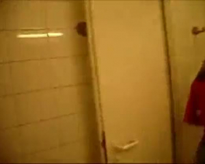 पर्की बूबेड बेब एक घर के बने शौकिया वीडियो में विस्फोट करता है।