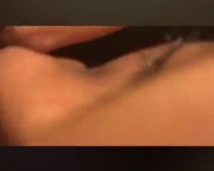 स्वीट ब्लोंडी अपनी खुद की गीली चूत चाट रही है।