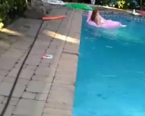 Busty Booby शौकिया पूल में सभी नग्न प्रस्तुत करते हैं।