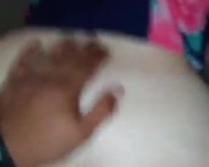 लस्टी महिला धीरे-धीरे कैमरे के सामने उसकी मुंडा बिल्ली को उत्तेजित कर रही है, बस मस्ती के लिए