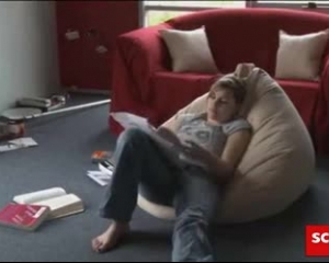 सींग का गोरा महिला, मर्सिडीज कैरेरा सोफे पर अपने विशाल रहने वाले कमरे में गड़बड़ हो रही है