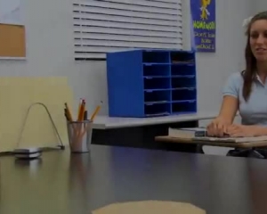आश्चर्यजनक शिक्षक उसकी कक्षा द्वारा कठिन गड़बड़ कर दिया।