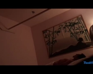 बकवास करने के लिए तैयार होने की प्रतीक्षा करते हुए हैप्पी फूहड़ अपने नए सेक्स खिलौने के साथ खेल रहा है।