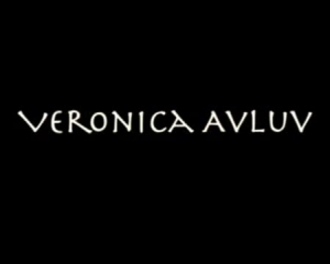 Veronica Avluv अपने एनल को ब्लेंड करती है तो यह रॉक हार्ड हो जाता है।