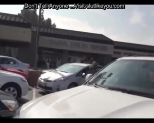 सेक्सी लड़की पार्किंग स्थल में एक अजनबी को चोद रही है, क्योंकि वह घर की सवारी करना चाहती है।