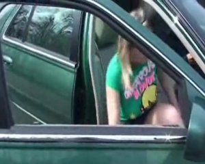 सुनहरे बालों वाली लड़की फर्श पर रहते हुए अपने सबसे अच्छे दोस्त के साथ कार में गड़बड़ हो रही है।