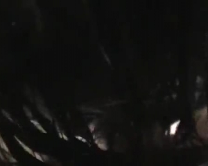बस्टी ग्लैम बेब अपने मास्क को नीचे खींचती है और पीछे से गड़बड़ हो जाती है।