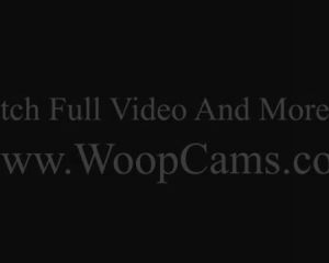 एलिसा कोल नग्न है और एक छिपे हुए कैमरे के साथ, वेब कैम पर उसकी चूत को उत्तेजित कर रही है।