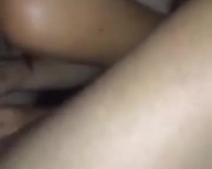 एशियाई लड़की अपने रूममेट का लंड चूस रही है जब वह एक समर्थक वेश्या की तरह सवारी कर रही थी।