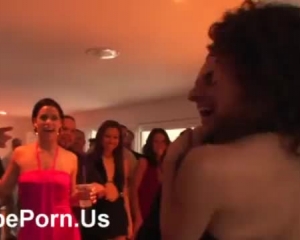 तंग स्कर्ट सेक्स पार्टी में गर्म लड़कियों के साथ नंगा नाच चक्कर