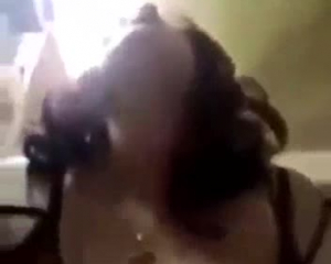 एशियाई महिला एक ऐसे व्यक्ति का परीक्षण कर रही है जो पागल की तरह हस्तमैथुन करते हुए उसे कार्रवाई में देखना पसंद करता है