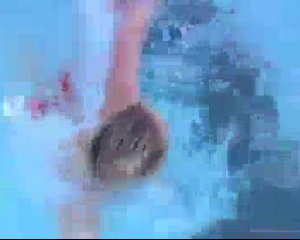 लाल बालों वाली लड़की, कारमेन कॉलवे स्विमिंग पूल में घुटने टेकते हुए एक वैक्यूम क्लीनर पकड़े हुए है