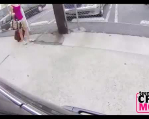 बस्टी गोरी महिला, सेरेना स्काई कैमरे के सामने, पैसे के लिए ग्राहकों को कमबख्त कर रही है