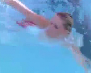 कामुक लड़कियां स्विमिंग पूल के बगल में प्यार कर रही हैं और अपने शरीर को गीला कर रही हैं