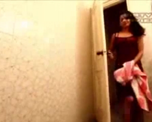 भारतीय प्रेमिका ने शॉवर में प्रेमी को दिया सिर