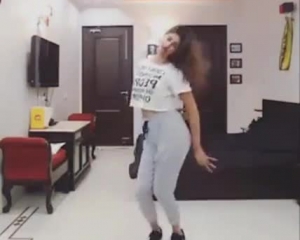 भारतीय लड़की ने कैमरे पर किया सेक्सी डांस