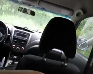 प्यारा श्यामला लड़की सबरीना रोज अपनी कार में एक और आदमी को फंसाती है और वह उसे पीछे की सीट पर चोदता है