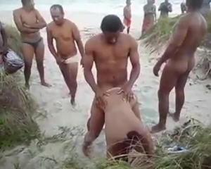 नग्न स्टड के समुद्र में सेक्सी सीएफएनएम किशोर सेक्स एजेंट।