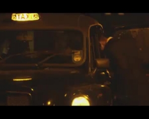 टैक्सी चालक बैकसीट पर अपने गधे की सवारी करने से पहले सौंदर्य यात्री बैंग्स करता है।