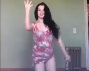 कमबख्त बदसूरत लड़की नृत्य