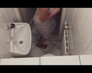 थाई युवा जोड़े मज़ा और बाथरूम कैमरे पर सार्वजनिक रूप से नग्न
