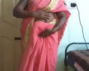 लेस्बियन एक होटल के कमरे में दो सींग का बस्टी तमिल लड़कियां स्वैपिंग